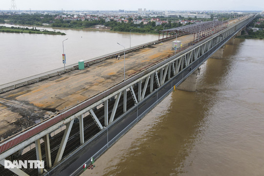 Cận cảnh đại công trường sửa chữa mặt cầu Thăng Long 24/24 giờ