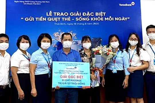 VietinBank Thái Bình trao giải Đặc biệt ''Gửi tiền quẹt thẻ, sống khỏe mỗi ngày''