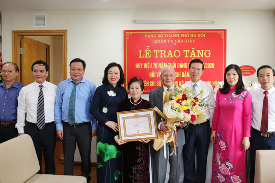 Trao tặng Huy hiệu 70 năm tuổi Đảng cho hai đảng viên lão thành