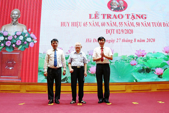 Quận ủy Hà Đông trao Huy hiệu Đảng cho 394 đảng viên