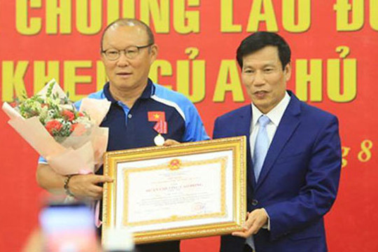 Huấn luyện viên Park Hang-seo vinh dự nhận Huân chương Lao động hạng Nhì