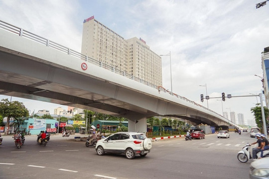 Cấm nhiều loại phương tiện đi qua cầu vượt nút giao Hoàng Quốc Việt - Nguyễn Văn Huyên