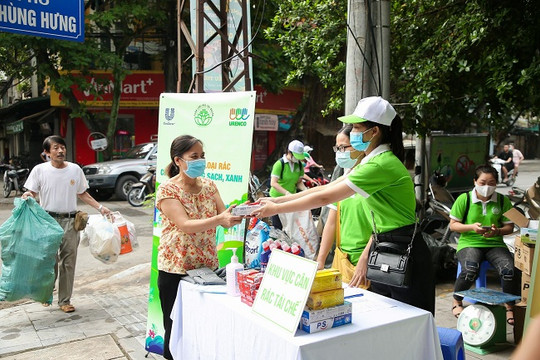 Unilever và URENCO tổ chức đổi rác tái chế nhận quà tại Hà Nội