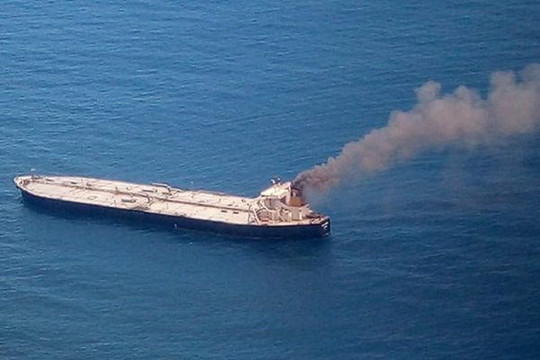 Cháy tàu chở 200.000 tấn dầu thô ở ngoài khơi Sri Lanka