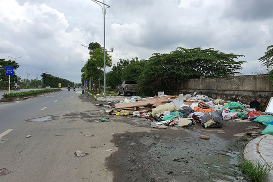 Khẩn trương kiểm tra, thu dọn rác trên tuyến đường Nguyễn Xiển - Xa La