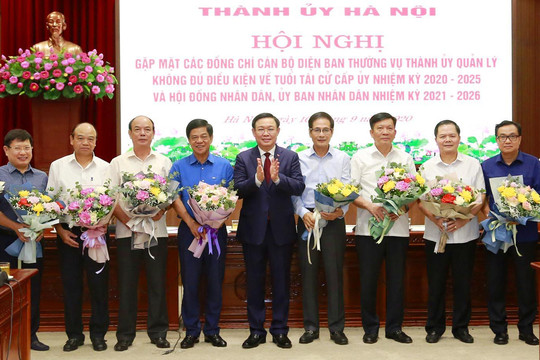 Thành ủy Hà Nội gặp mặt cán bộ không tái cử cấp ủy, chính quyền nhiệm kỳ mới