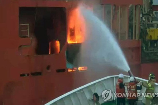 Hàn Quốc: Cháy tàu có 10 người Việt Nam, không ai bị thương nặng