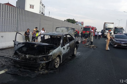 Hà Nội: Ô tô bốc cháy, 4 người trong xe thoát nạn