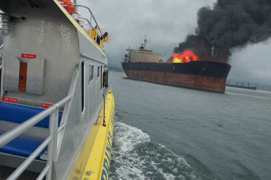 Indonesia: Cháy tàu hàng khiến 5 người chết và mất tích