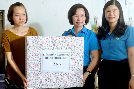 Liên đoàn Lao động thành phố Hà Nội tặng quà con công nhân dịp Tết Trung thu