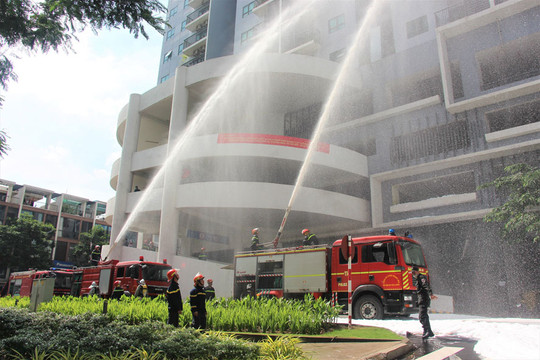 Quận Hoàng Mai diễn tập chữa cháy và cứu nạn, cứu hộ tại tòa nhà cao tầng