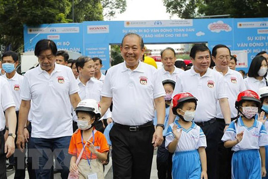 Phó Thủ tướng Thường trực đi bộ vận động toàn dân đội mũ bảo hiểm cho trẻ em