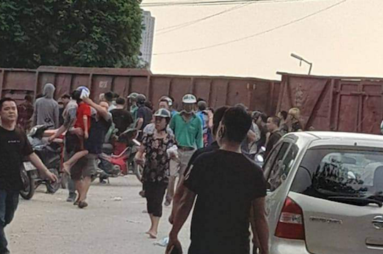 Hà Nội: Tàu hỏa va chạm với xe chở học sinh, 2 em phải cấp cứu
