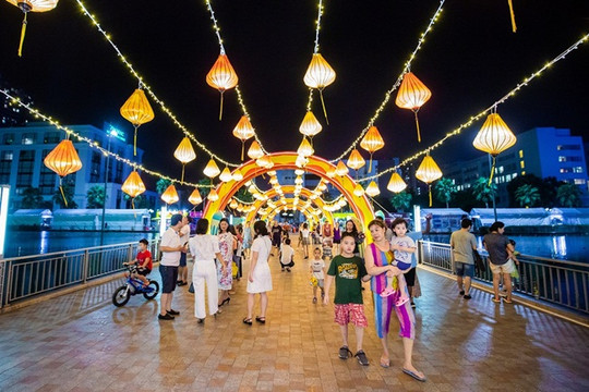 Chiêm ngưỡng cây đèn lồng hoa đăng “khổng lồ” nhận kỷ lục lớn nhất Việt Nam