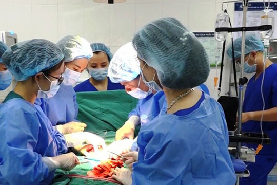 Hà Nội khen thưởng các bác sĩ cứu sống sản phụ bị vỡ tử cung và thai nhi 25 tuần tuổi