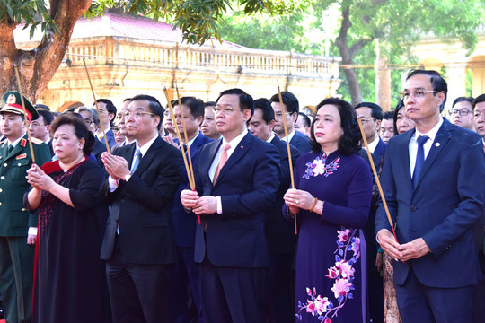 Dâng hương tưởng niệm các vị liệt tổ, liệt tông, Chủ tịch Hồ Chí Minh và các Anh hùng liệt sĩ