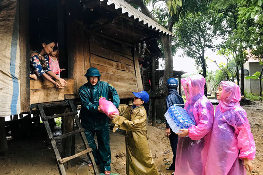 Hội Liên hiệp thanh niên Việt Nam tặng quà cứu trợ khẩn cấp tại vùng ảnh hưởng lũ lụt