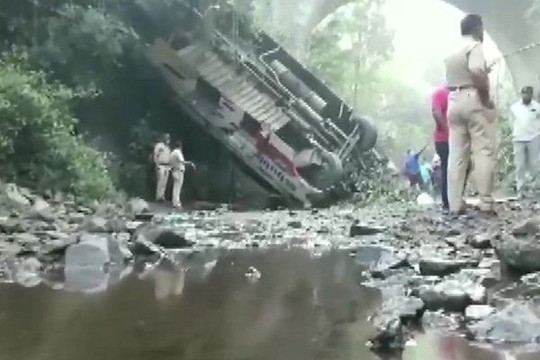 Xe khách lao xuống hẻm núi ở Ấn Độ, nhiều người thiệt mạng
