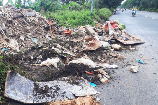 Dẹp nạn đổ phế thải trên Đại lộ Thăng Long
