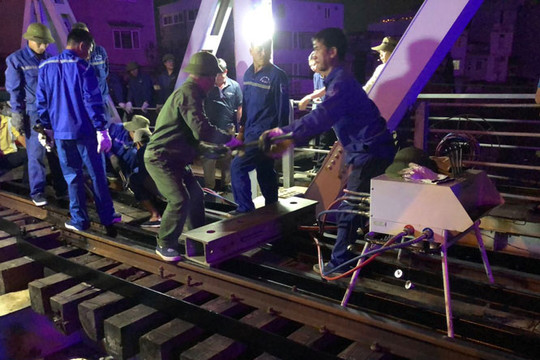 Tàu thủy va chạm gây hư hại cầu đường sắt Tam Bạc (Hải Phòng)
