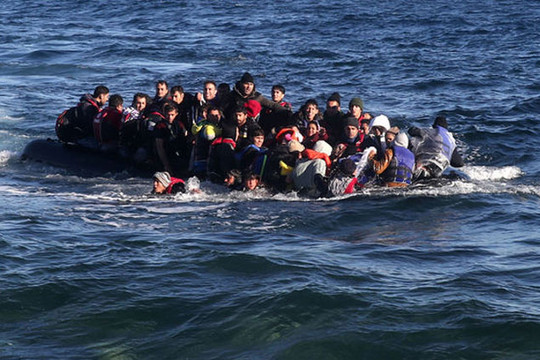 Chìm thuyền chở người di cư trên eo biển Manche