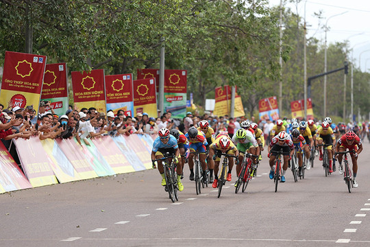 Lê Nguyệt Minh về nhất chặng 8 giải đua xe đạp VTV 2020