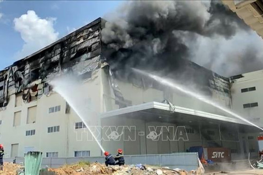 Cháy lớn tại công ty sản xuất bàn ghế sofa trong khu công nghiệp Sóng Thần 3