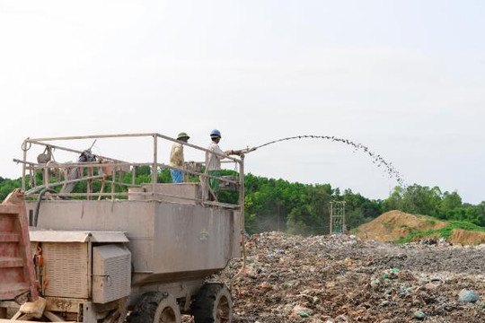 Phun khử mùi, phủ bề mặt tại bãi rác Nam Sơn