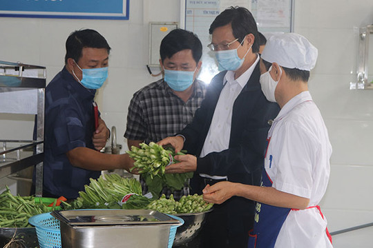 Kiểm tra bếp ăn tập thể trường học trên địa bàn huyện Thanh Oai