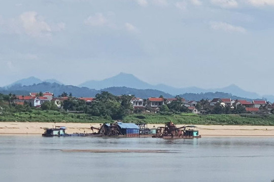 Công bố tình trạng khẩn cấp sự cố sạt lở bờ hữu sông Đà đoạn qua xã Thái Hòa, huyện Ba Vì