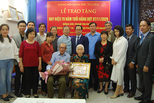 Trao tặng Huy hiệu 70 năm tuổi Đảng cho đồng chí Phạm Thị Hường