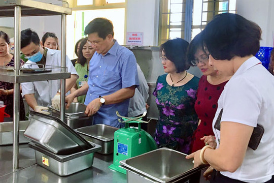 Quận Long Biên kiểm soát chặt bữa ăn bán trú trong trường học