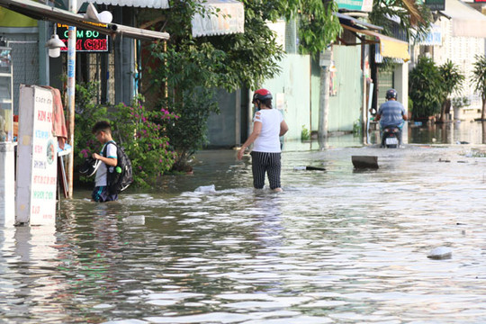 Thành phố Hồ Chí Minh: Triều cường đạt đỉnh khiến nhiều khu vực bị ngập nặng