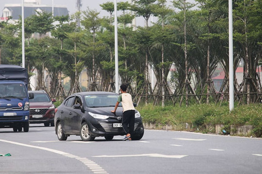 Hà Nội: Điều tra hành vi chặn xe ô tô trên đường Cienco 5 để xin tiền