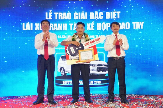Vinasun Taxi trao thưởng ''xế hộp'' gần 1 tỷ đồng cho lái xe