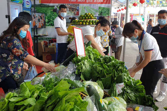 140 gian hàng tham gia hội chợ giới thiệu sản phẩm hàng Việt tại quận Ba Đình