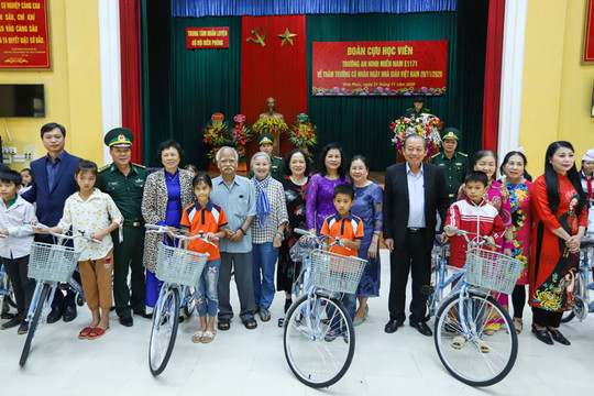 Phó Thủ tướng Thường trực thăm, tặng quà cho học sinh nghèo tại Vĩnh Phúc