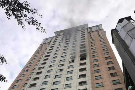 Dập tắt đám cháy ở tầng 13 tòa nhà chung cư CT1B2 Xa La