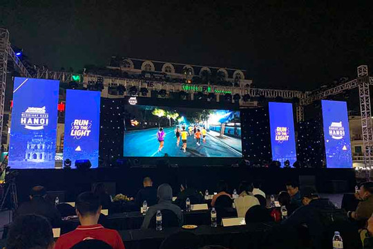 Gần 5.000 vận động viên tham gia giải chạy đêm Hà Nội