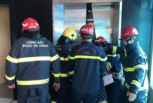 Giải cứu 38 người mắc kẹt trong thang máy ở Đông Anh