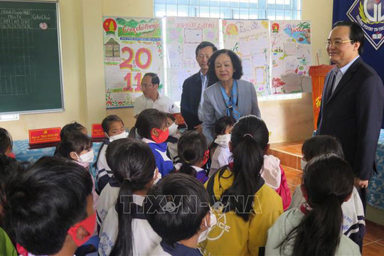 Trưởng ban Dân vận Trung ương thăm, tặng quà tại các điểm trường khó khăn tỉnh Kon Tum