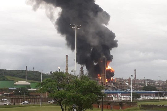 Nổ nhà máy lọc dầu tại Nam Phi, cách xa 25km vẫn nghe thấy tiếng nổ