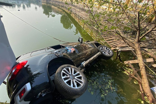 Bốn người thoát nạn sau khi xe ô tô lao xuống hồ Tây