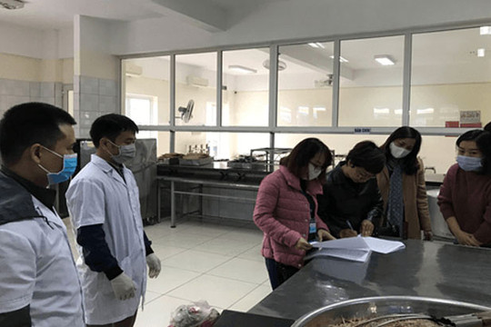 Kiểm tra nguồn gốc thực phẩm tại bếp ăn của Trường Trung học cơ sở Phan Chu Trinh