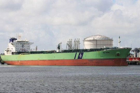 Tàu chở dầu ngoài khơi Saudi Arabia bị tấn công