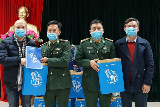 Báo Hànộimới tặng quà Đồn Biên phòng A Mú Sung (tỉnh Lào Cai)