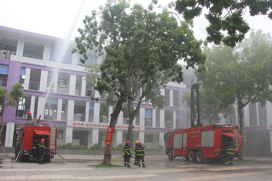 Quận Tây Hồ diễn tập chữa cháy tại Trường Trung học cơ sở Nhật Tân