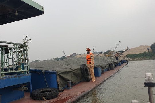 Tạm giữ một tàu hết đăng kiểm chở 400 tấn than trên sông Hồng