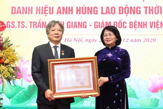 Giám đốc Bệnh viện Hữu nghị Việt - Đức được trao danh hiệu Anh hùng Lao động