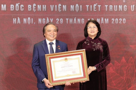 Giám đốc Bệnh viện Nội tiết trung ương được trao danh hiệu Anh hùng Lao động thời kỳ đổi mới